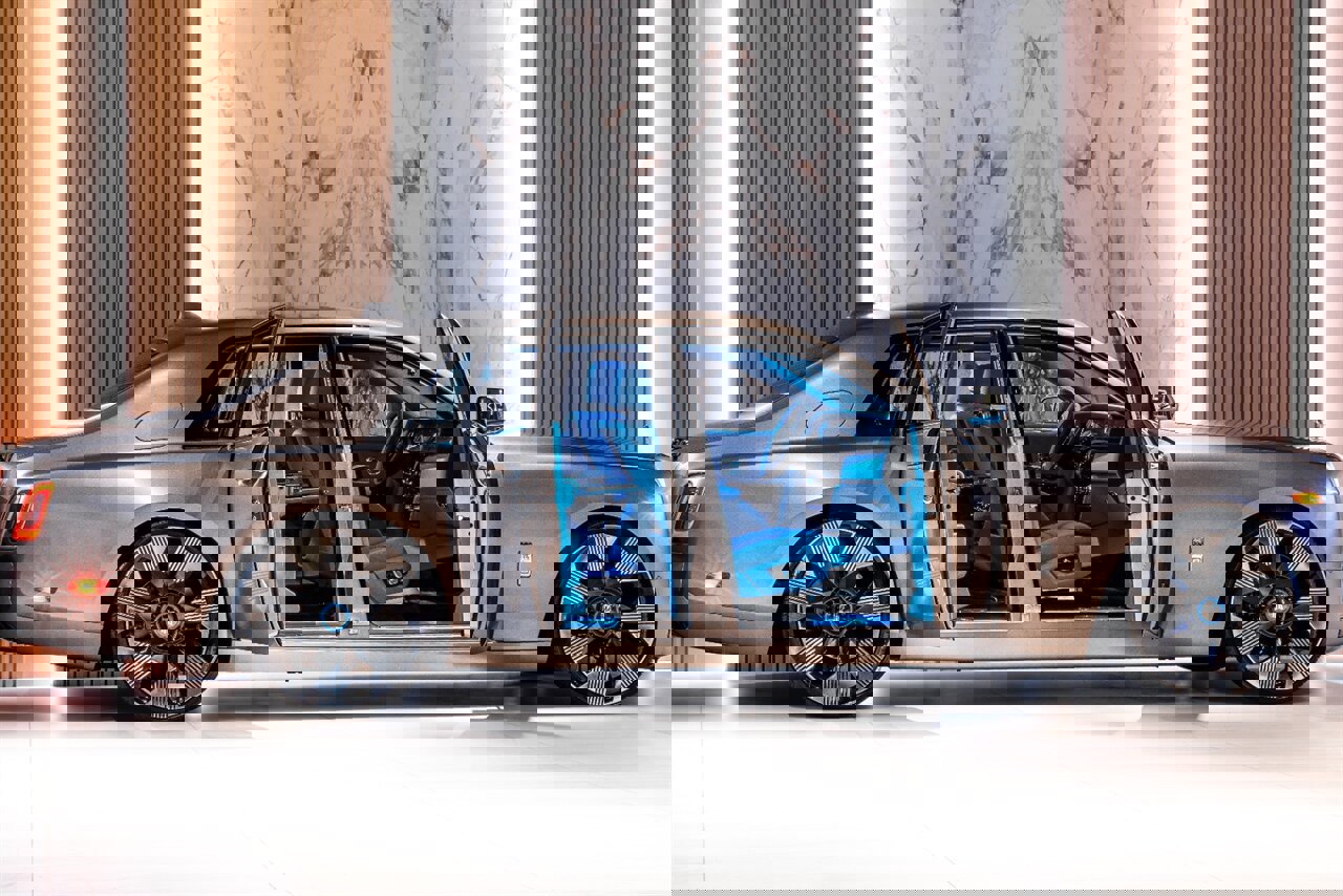 Used 2025 Rolls-Royce Phantom Sedan image 3