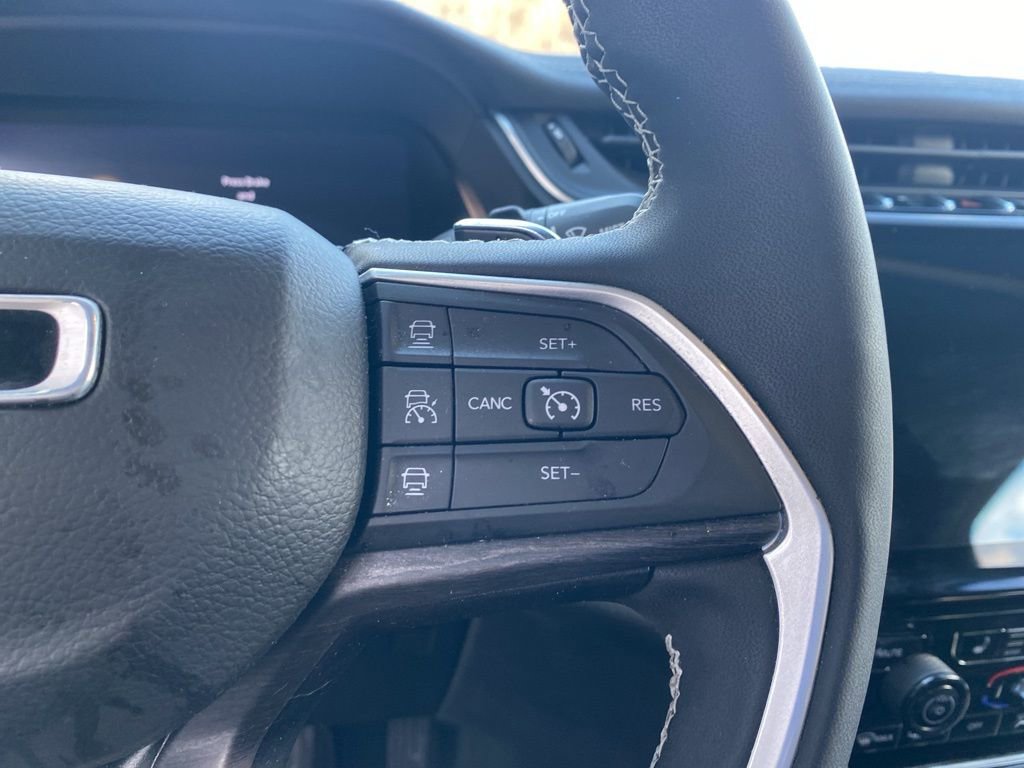 Used 2023 Jeep Grand Cherokee Limited w/ Black Appearance Package image 25