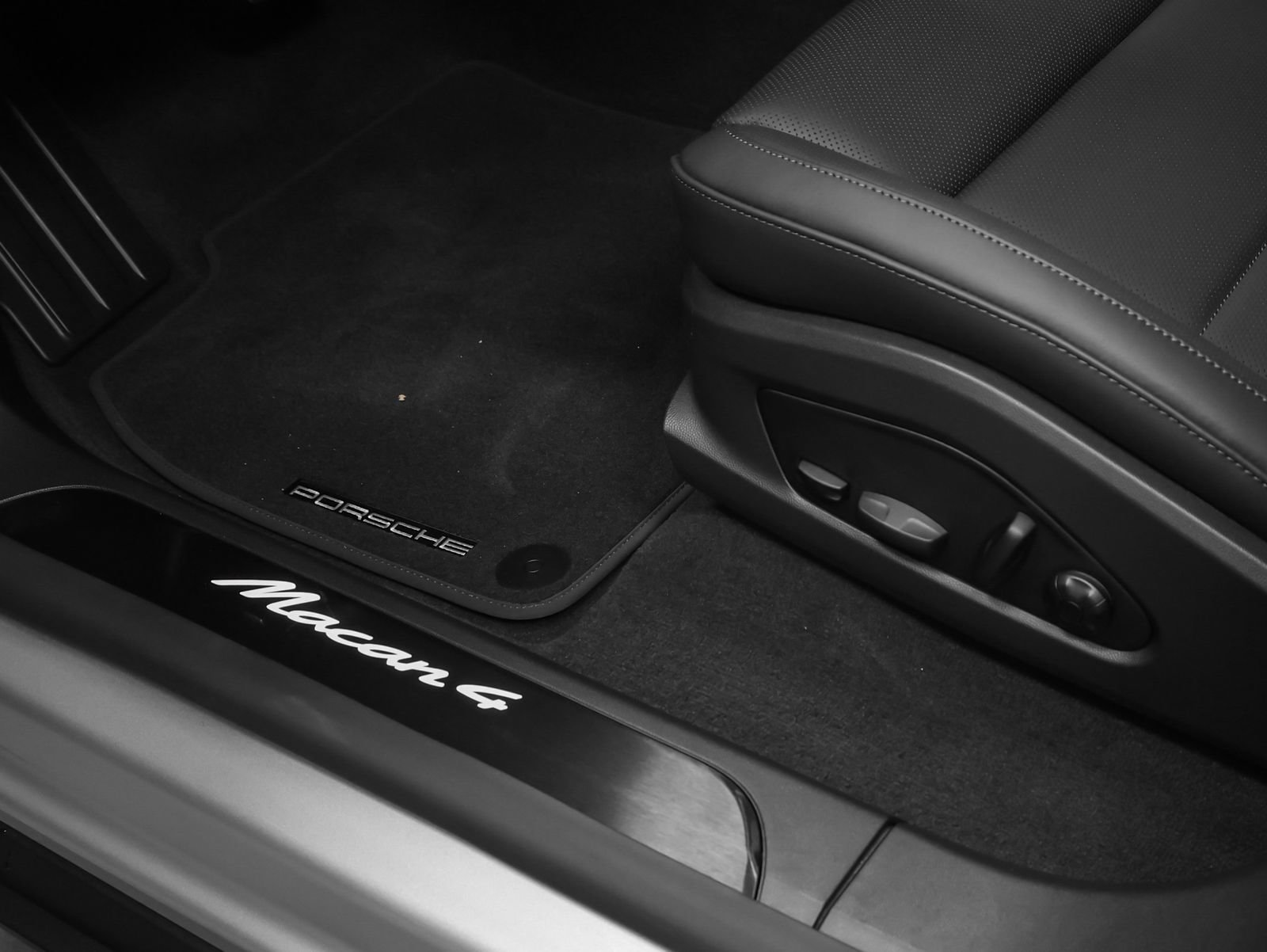 New 2026 Porsche Macan 4 Electric AWD/4WD image 32