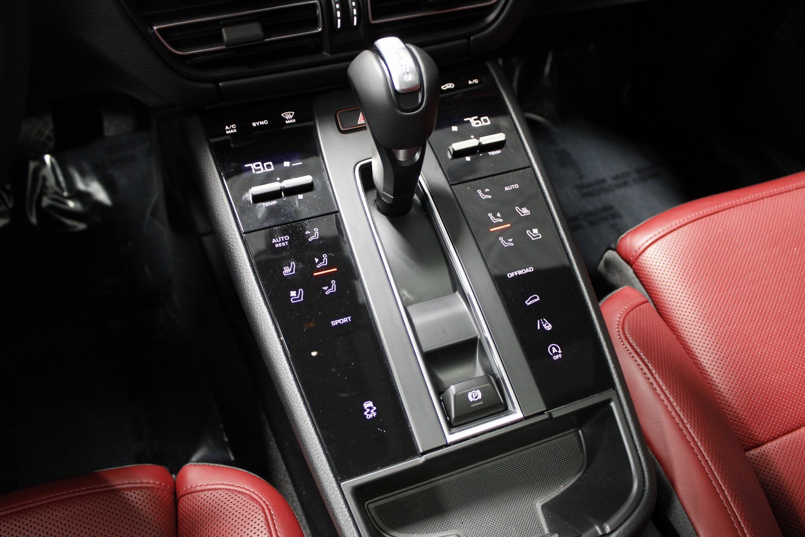 Certified 2025 Porsche Macan image 32