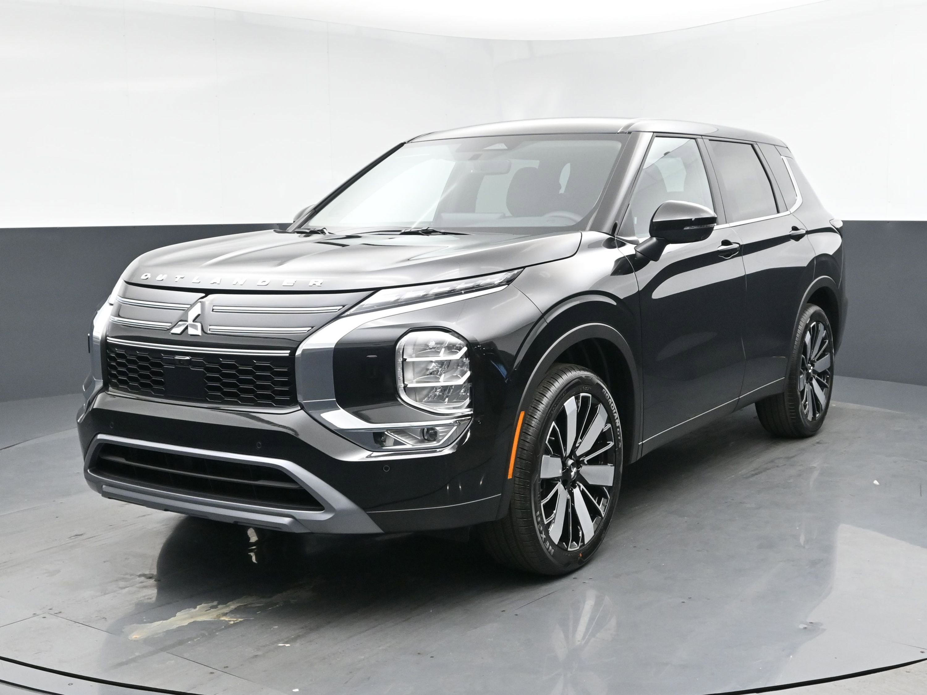 New 2025 Mitsubishi Outlander SE image 1