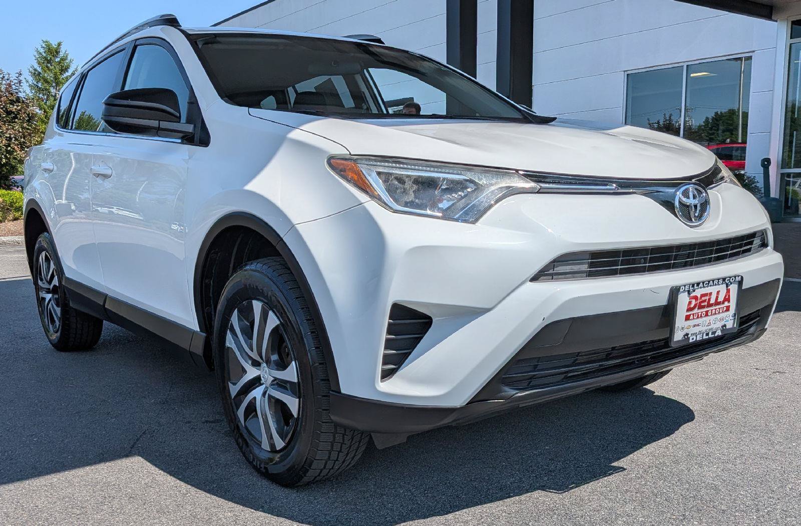 Used 2016 Toyota RAV4 LE AWD/4WD image 4