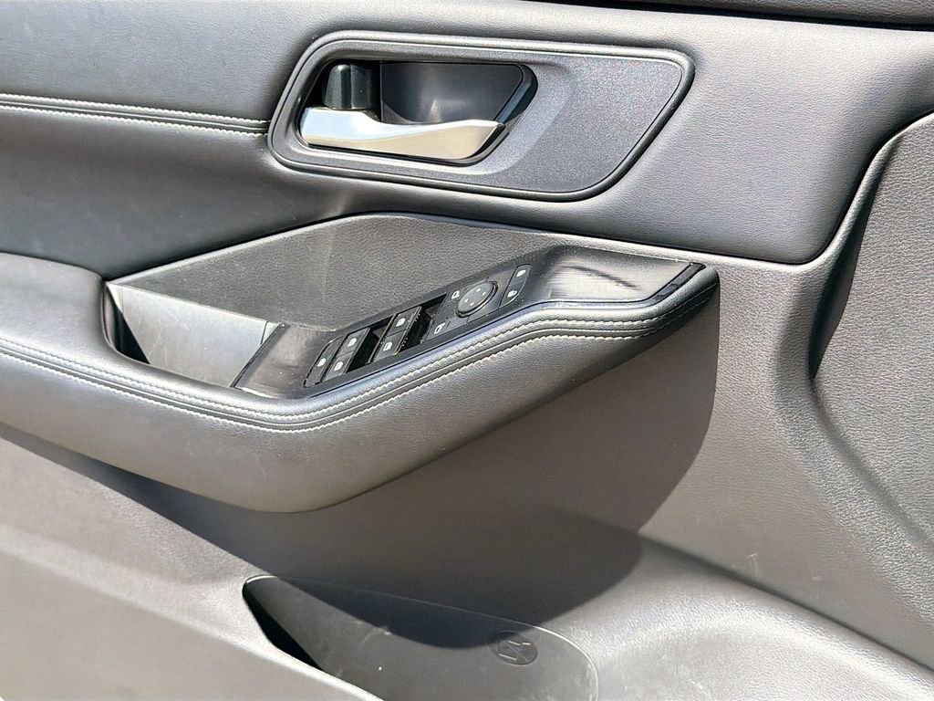 Used 2024 Nissan Rogue SV w/ SV Premium Package image 23