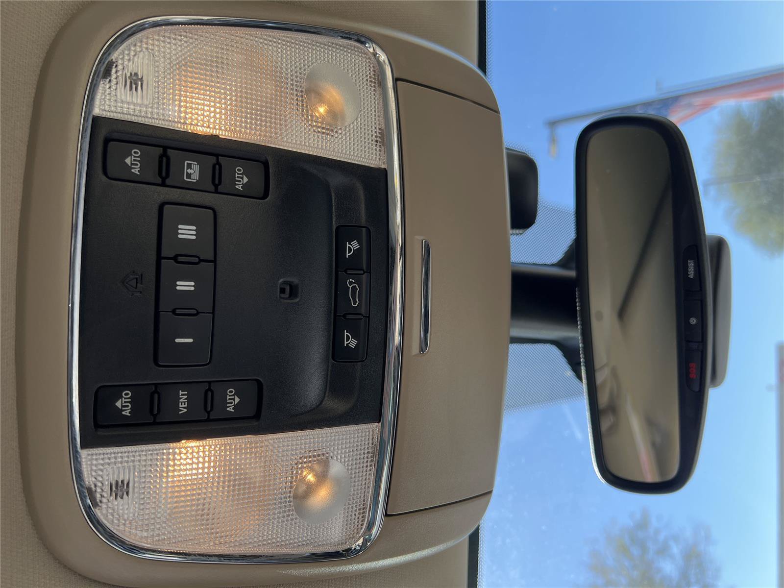 Used 2018 Jeep Grand Cherokee Overland AWD/4WD image 15