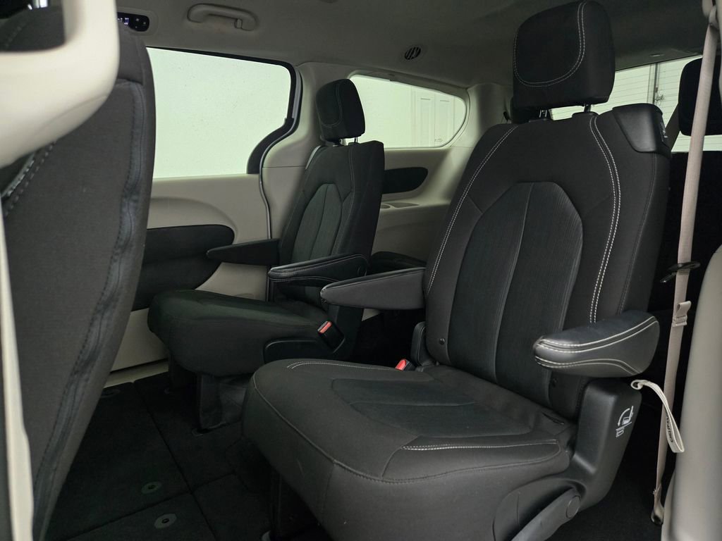 Used 2023 Chrysler Voyager LX image 37