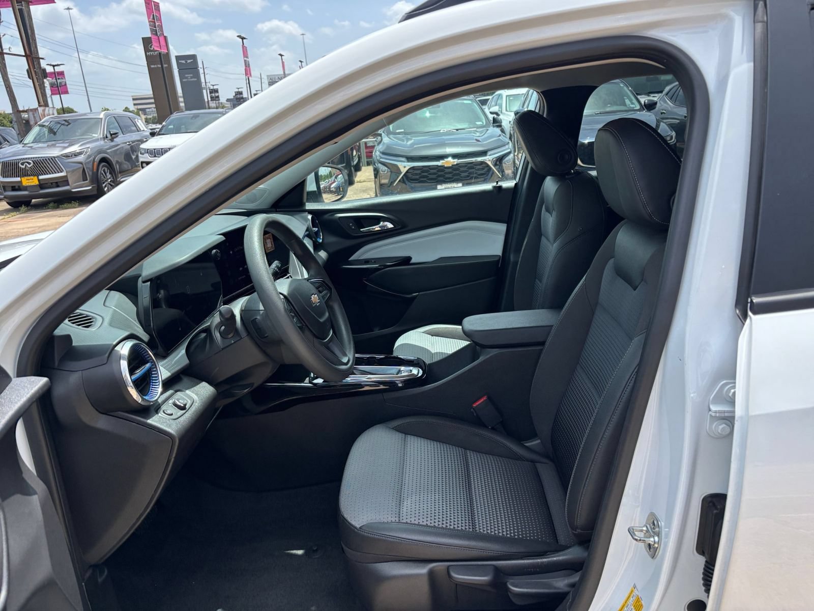 Used 2025 Chevrolet Trax LT FWD image 21