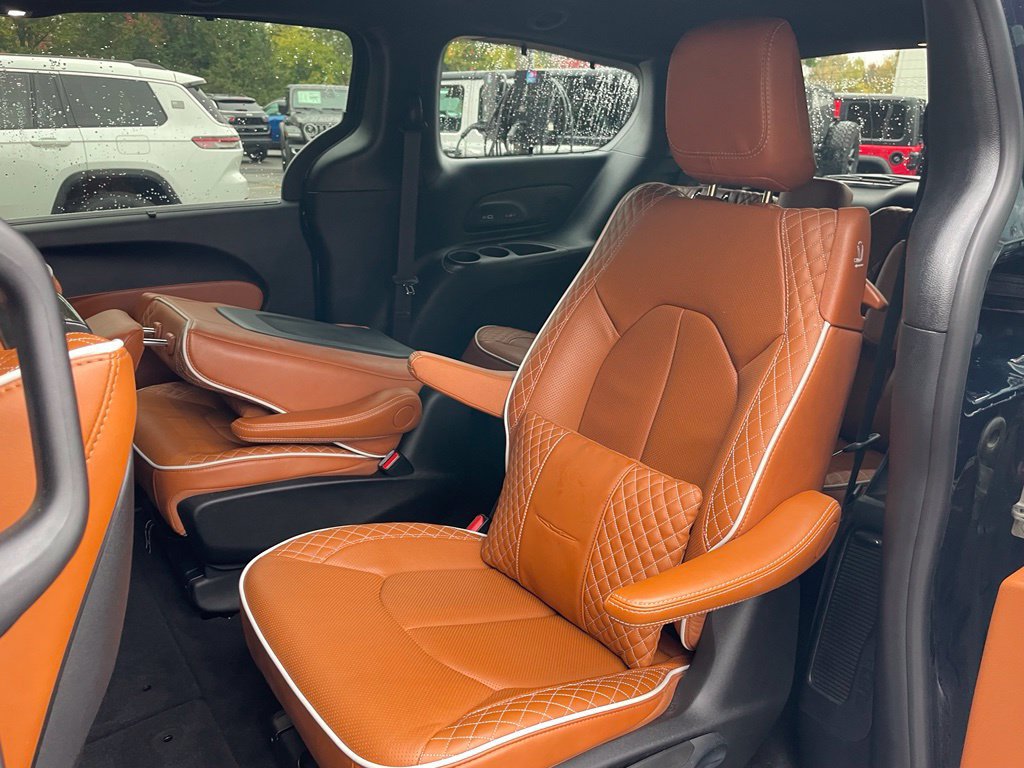 Used 2025 Chrysler Pacifica Pinnacle AWD/4WD image 15