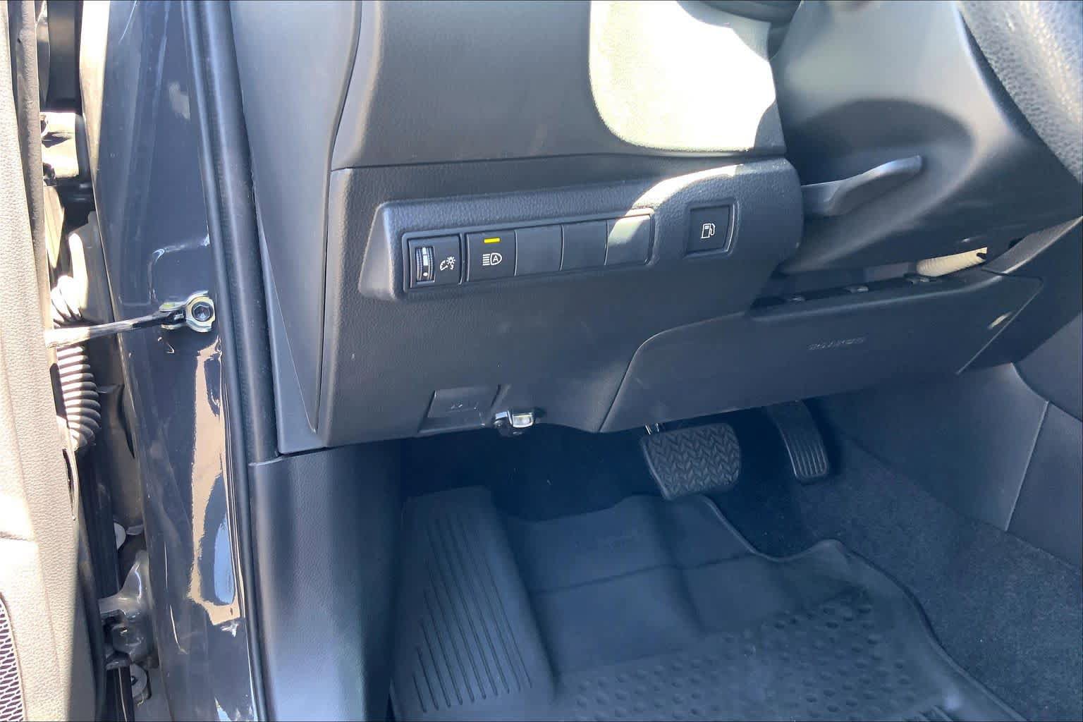 Used 2024 Toyota Corolla LE FWD image 33