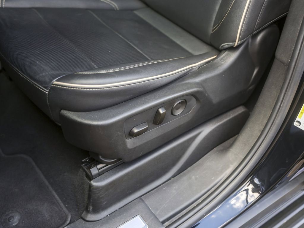 Used 2023 GMC Yukon SLT w/ SLT Luxury Package image 18