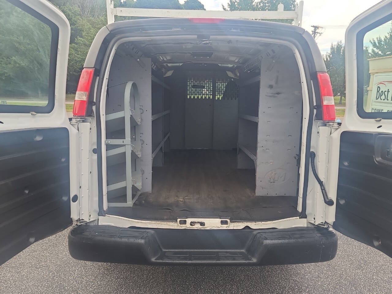 Used 2018 Chevrolet Express 2500 RWD image 22