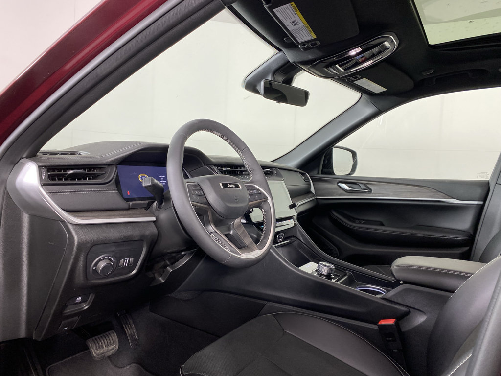 Used 2026 Jeep Grand Cherokee Altitude AWD/4WD image 3