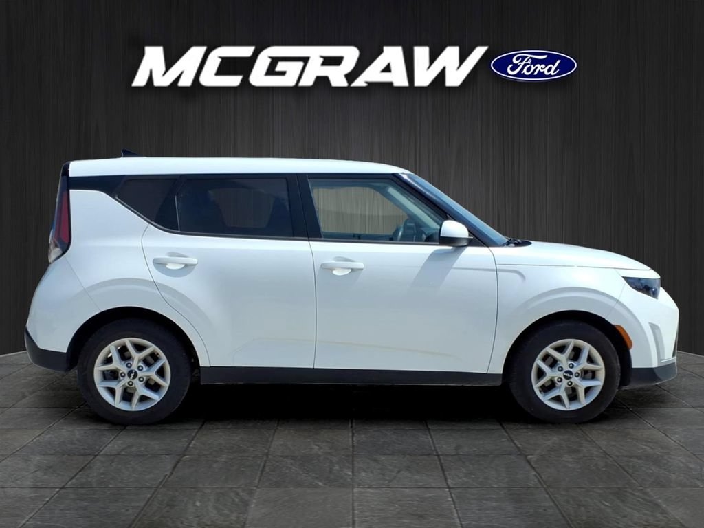 Used 2024 Kia Soul LX w/ Option Group 015 FWD image 4