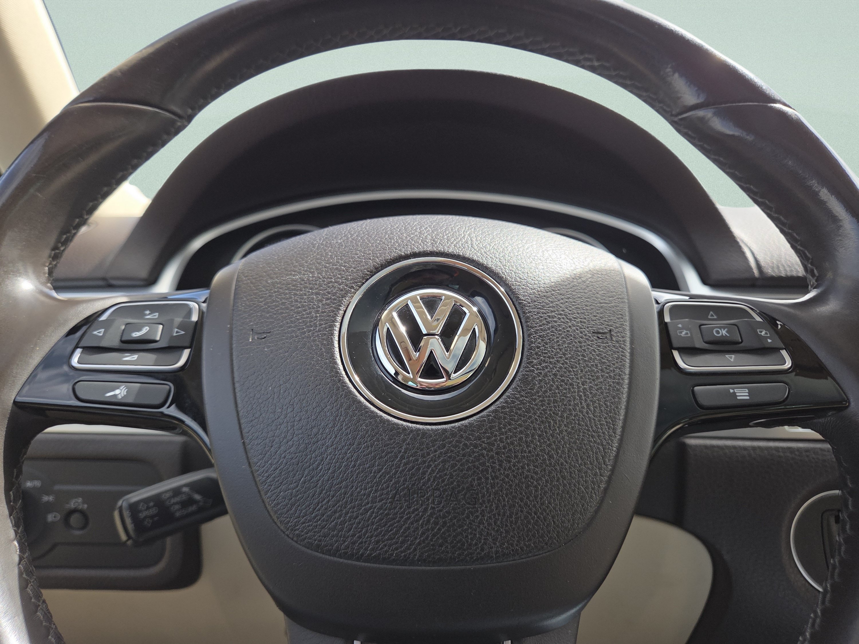 Used 2015 Volkswagen Touareg Executive AWD/4WD image 32