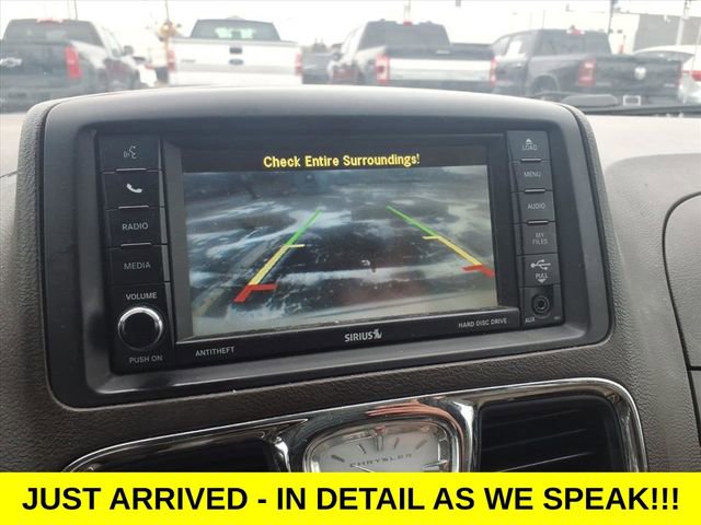 Used 2014 Chrysler Town & Country Touring-L w/ Driver Convenience Group image 21