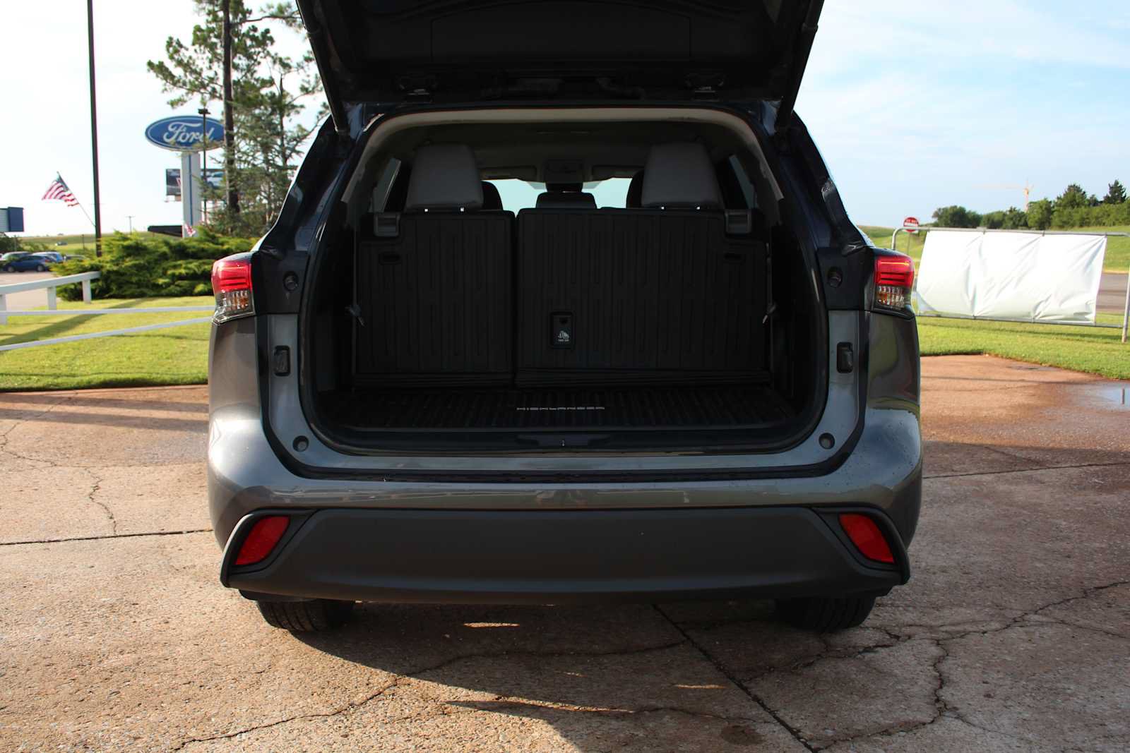 Used 2023 Toyota Highlander LE AWD/4WD image 9