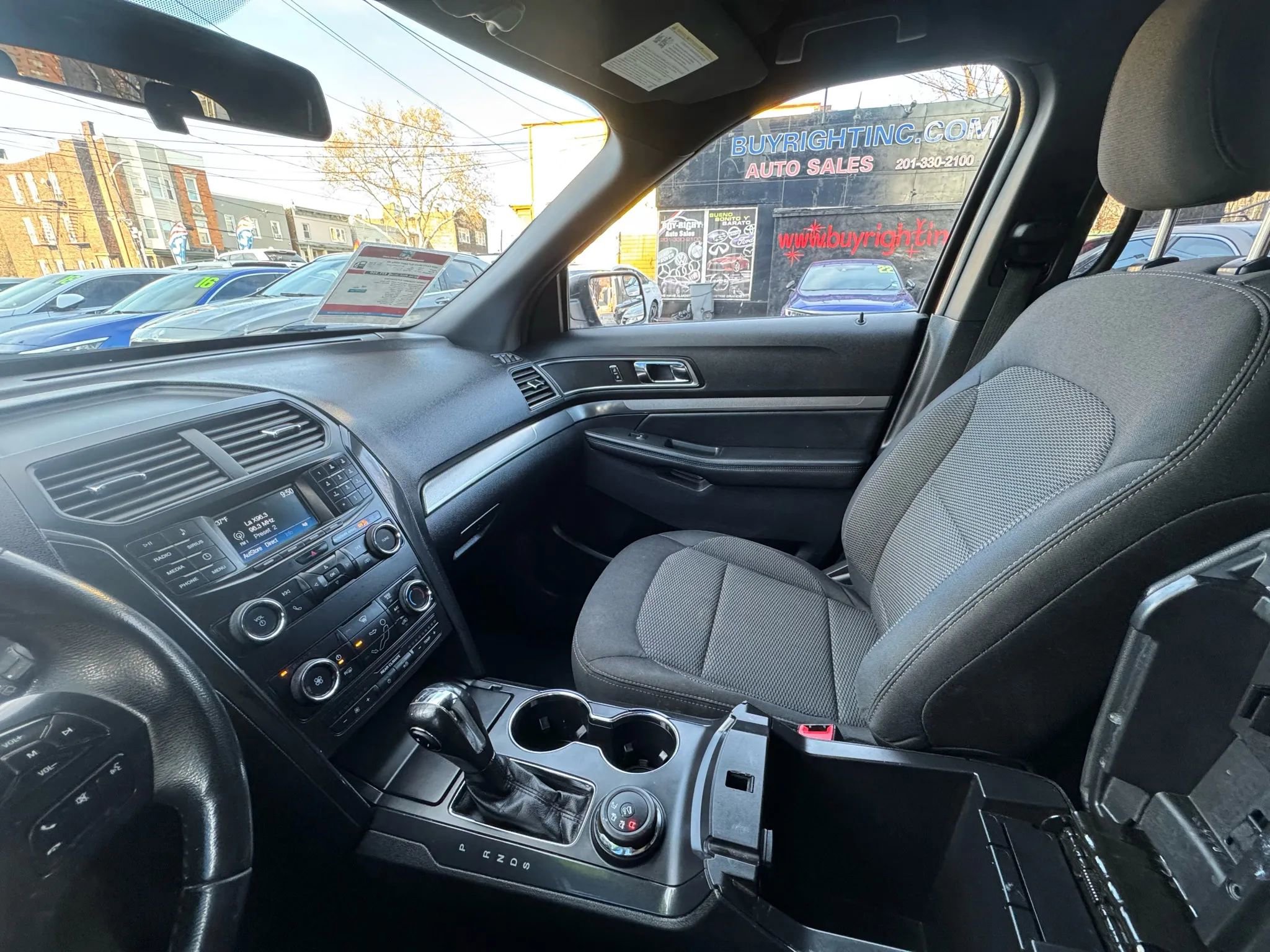Used 2019 Ford Explorer XLT image 31