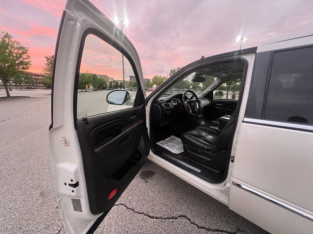 Used 2014 Cadillac Escalade Luxury AWD/4WD image 17