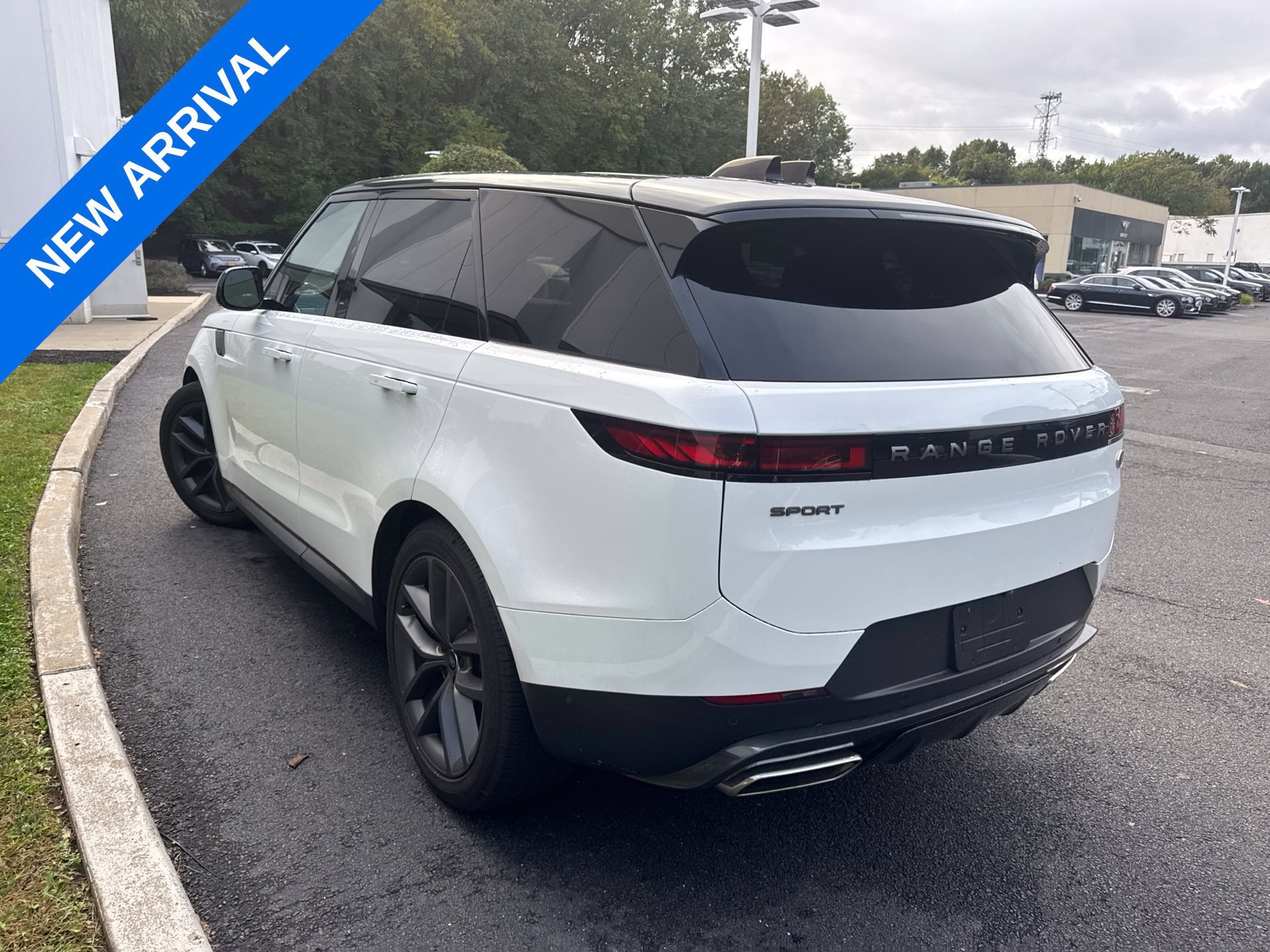 Used 2023 Land Rover Range Rover Sport SE AWD/4WD image 4
