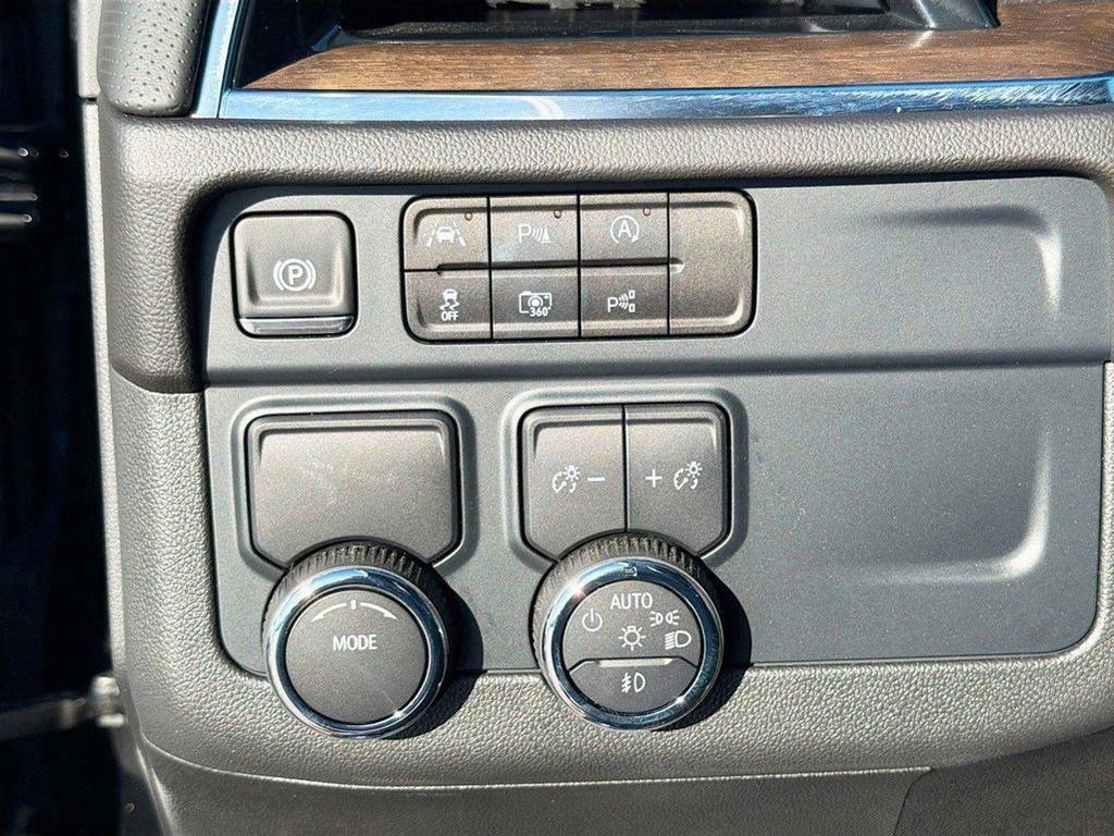 Used 2025 Chevrolet Suburban High Country RWD image 36