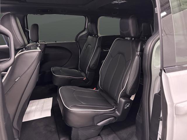 New 2026 Chrysler Pacifica Limited w/ Uconnect Theater Family Group image 30