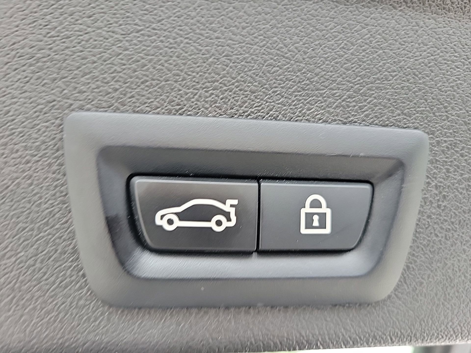 Used 2022 BMW X6 xDrive40i w/ M Sport Package image 21