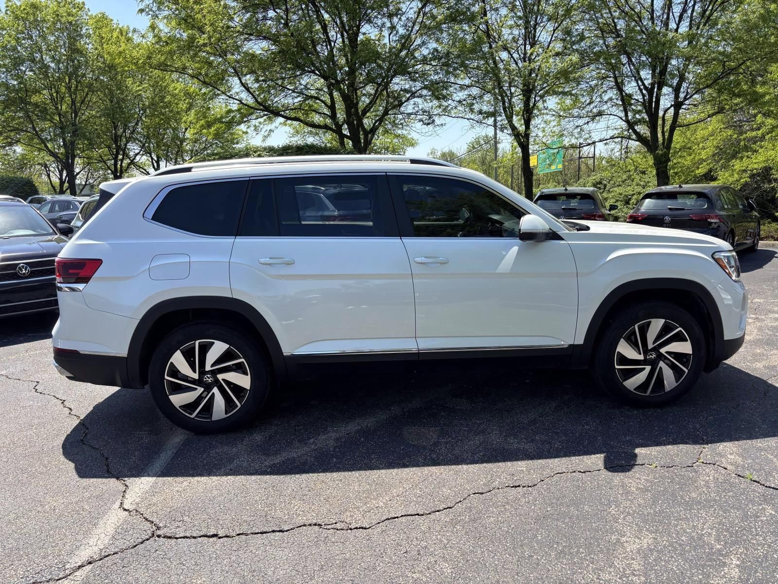 Used 2024 Volkswagen Atlas SEL AWD/4WD image 4