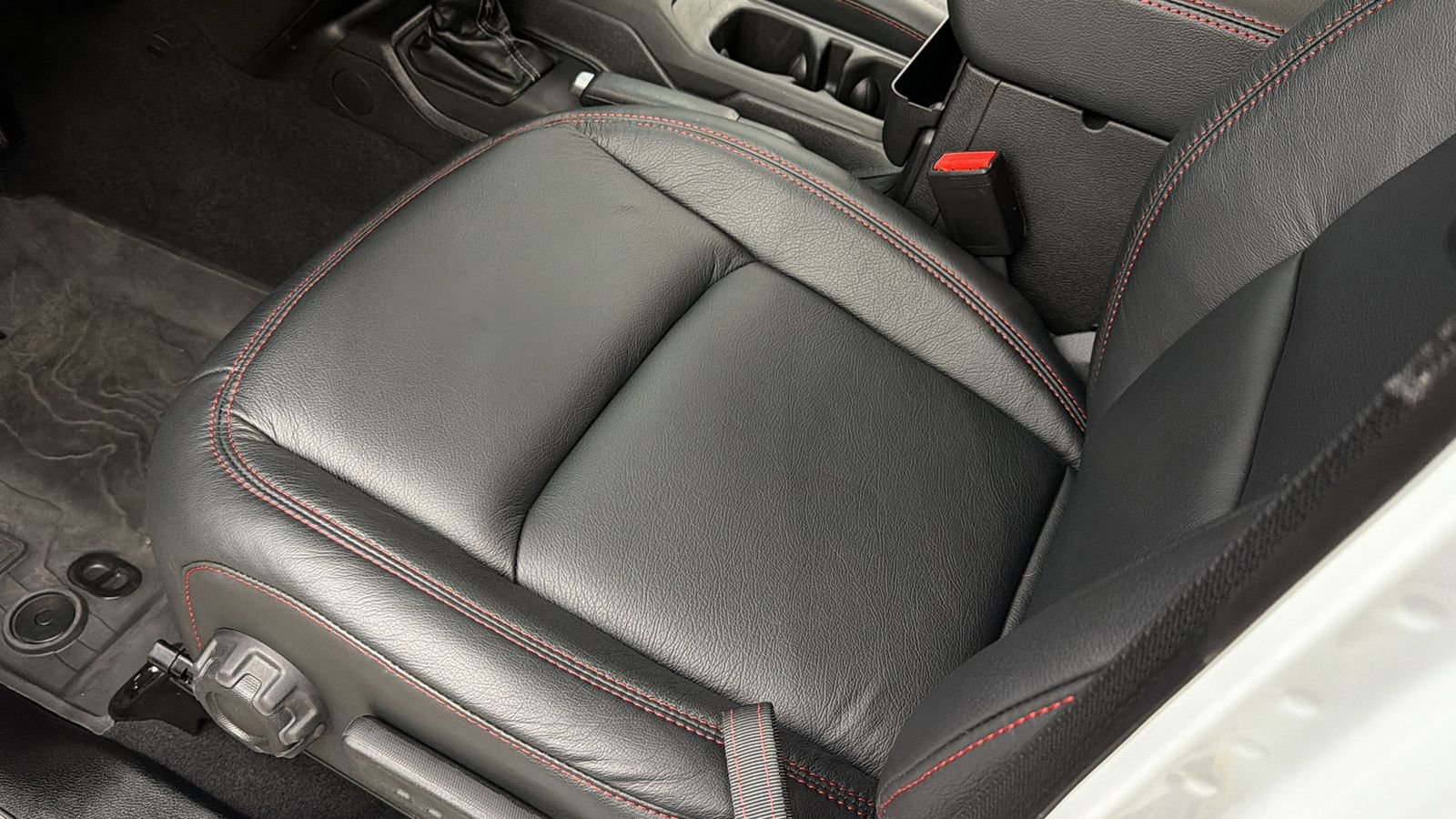 Used 2025 Jeep Wrangler Rubicon w/ Convenience Group image 24