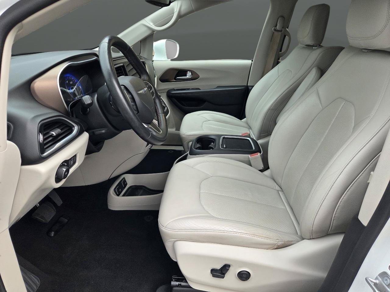 Used 2017 Chrysler Pacifica Touring-L Plus w/ Tire & Wheel Group FWD image 9