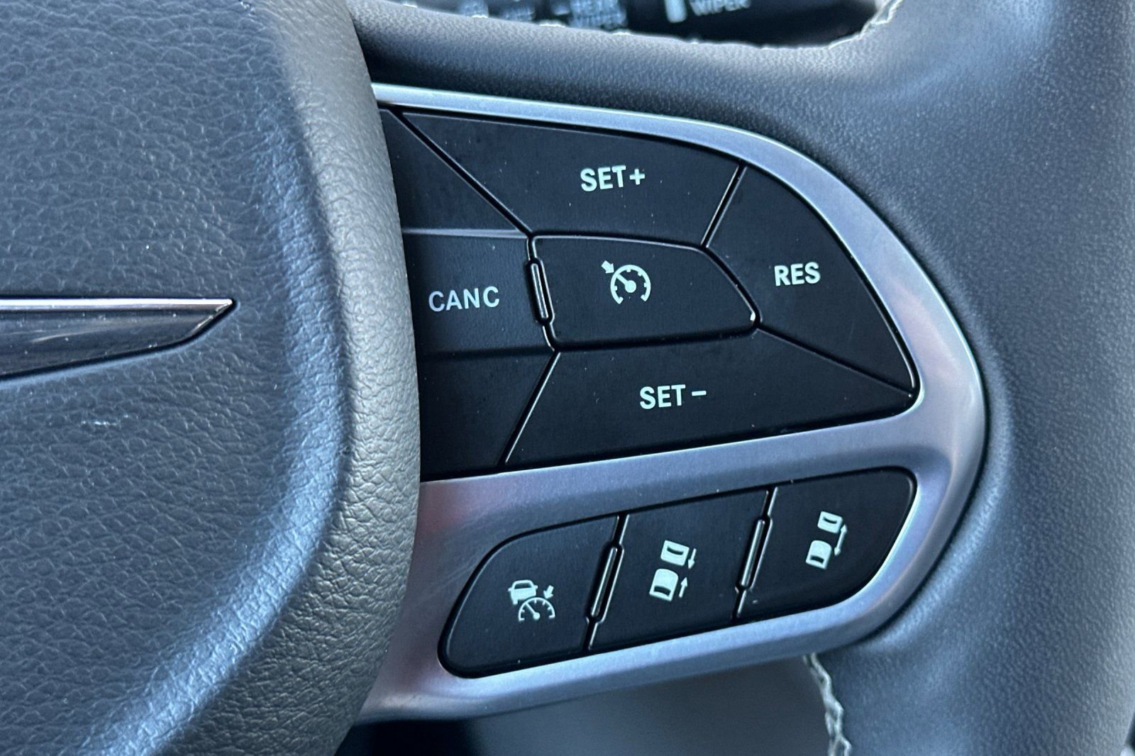 Used 2023 Chrysler Pacifica Touring-L FWD image 27