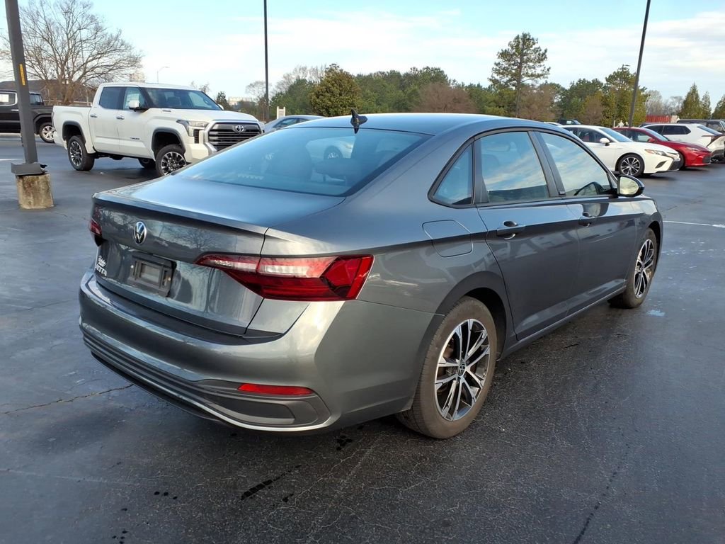 Used 2024 Volkswagen Jetta Sport image 3