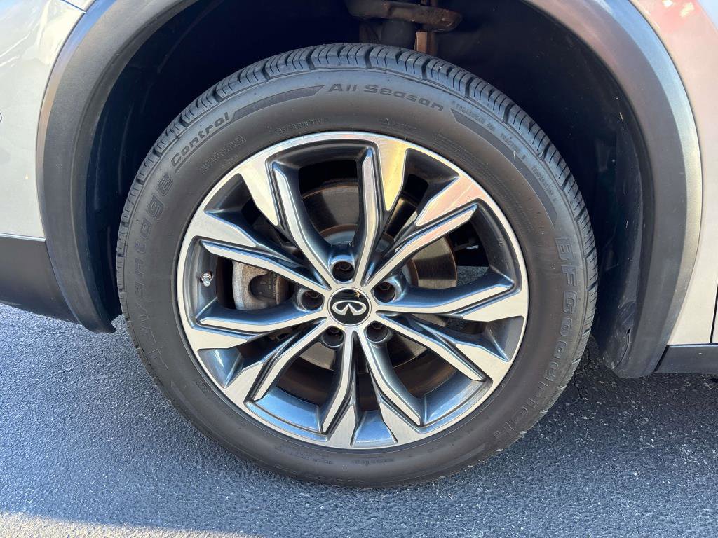 Used 2017 INFINITI QX30 Premium w/ Navigation Package image 5