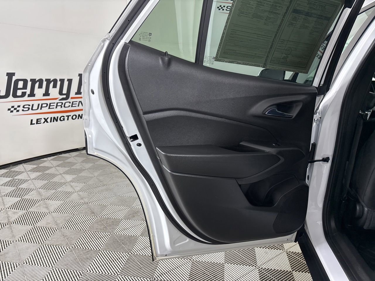 Used 2024 Chevrolet Trax LT w/ Driver Confidence Package FWD image 17