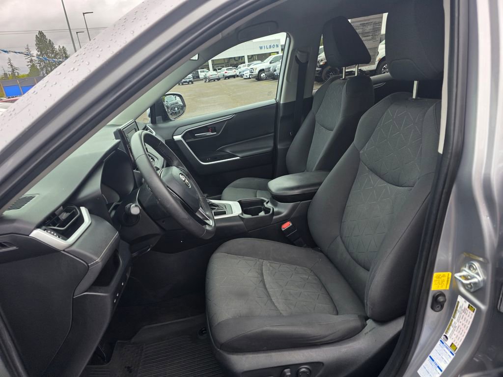 Used 2021 Toyota RAV4 XLE w/ XLE Grade Weather Package image 4