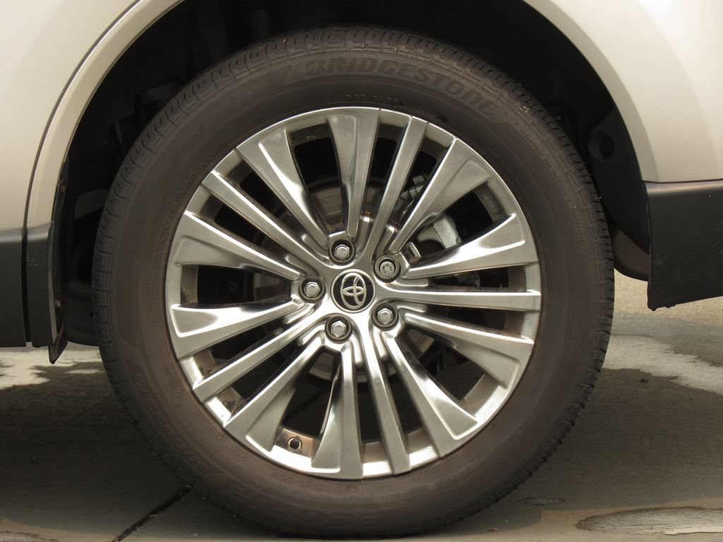 Certified 2021 Toyota Venza XLE w/ Softex Package AWD/4WD image 10