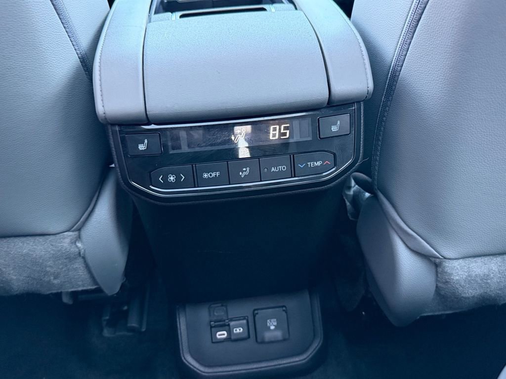 Used 2023 Toyota Highlander Platinum image 28