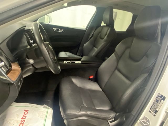 Used 2021 Volvo XC60 T5 Momentum w/ Premium Package AWD/4WD image 11