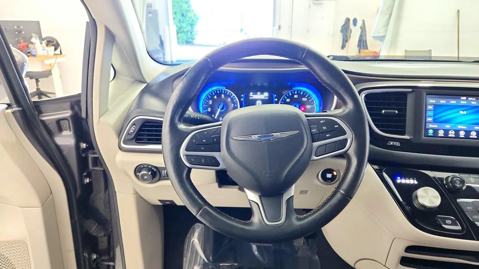 Used 2019 Chrysler Pacifica Touring-L FWD image 26