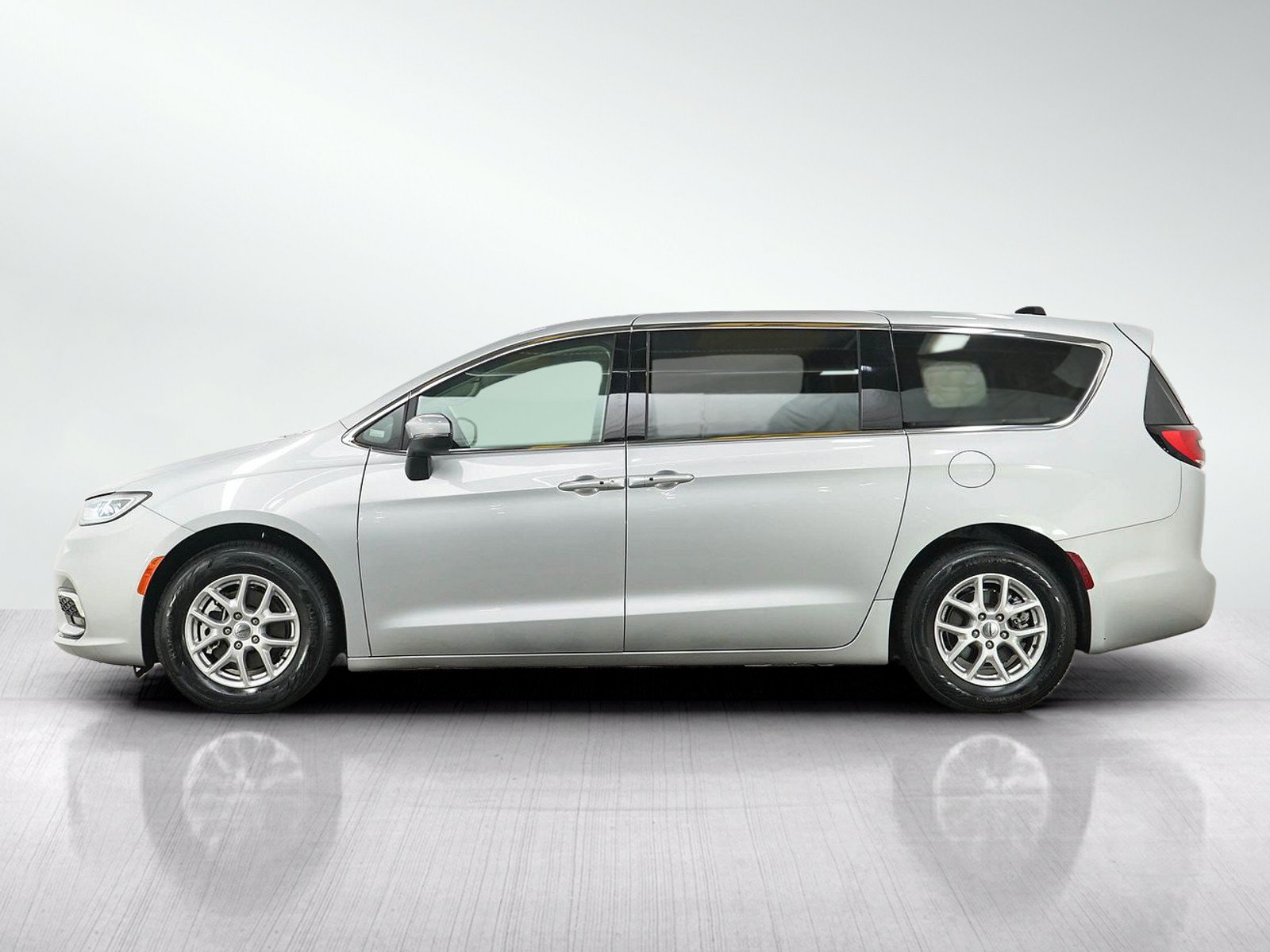 Used 2023 Chrysler Pacifica Touring-L FWD image 2