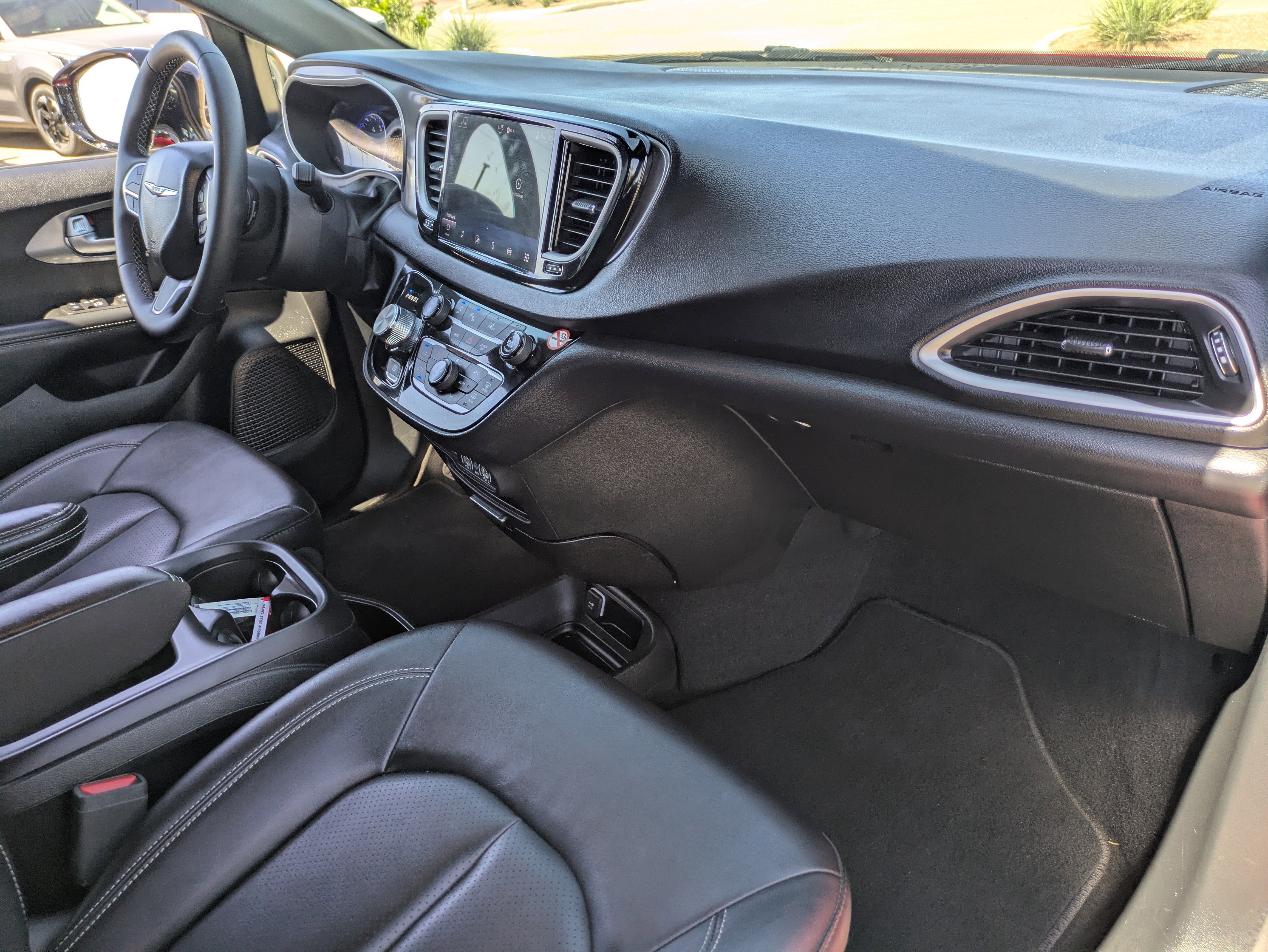 Used 2025 Chrysler Pacifica Select image 13