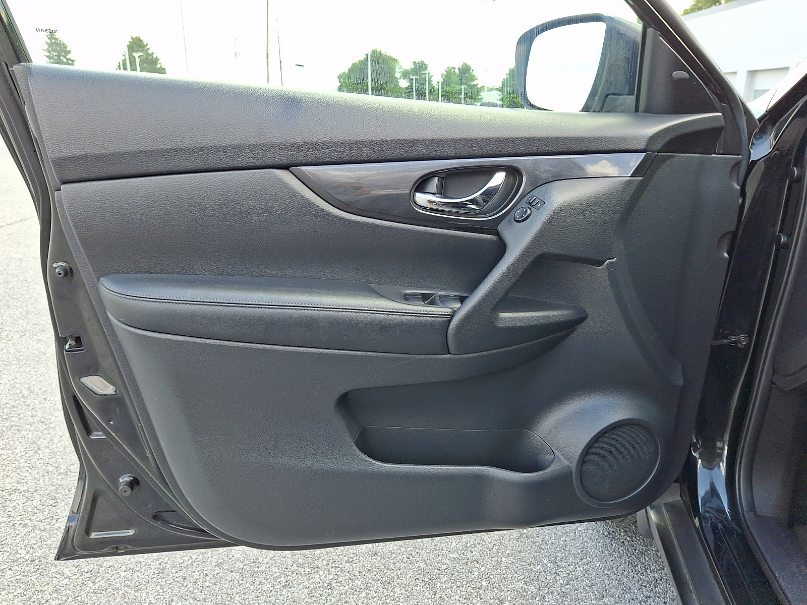Used 2018 Nissan Rogue SV AWD/4WD image 13