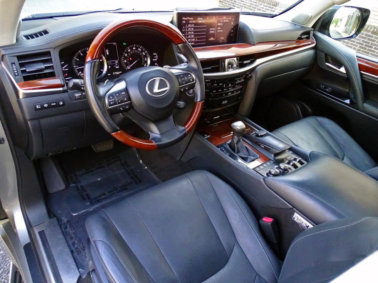 Used 2019 Lexus LX 570 4WD w/ Luxury Package image 18