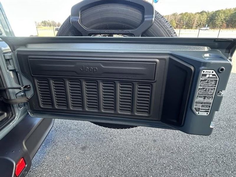 New 2026 Jeep Wrangler Unlimited Sahara AWD/4WD image 11