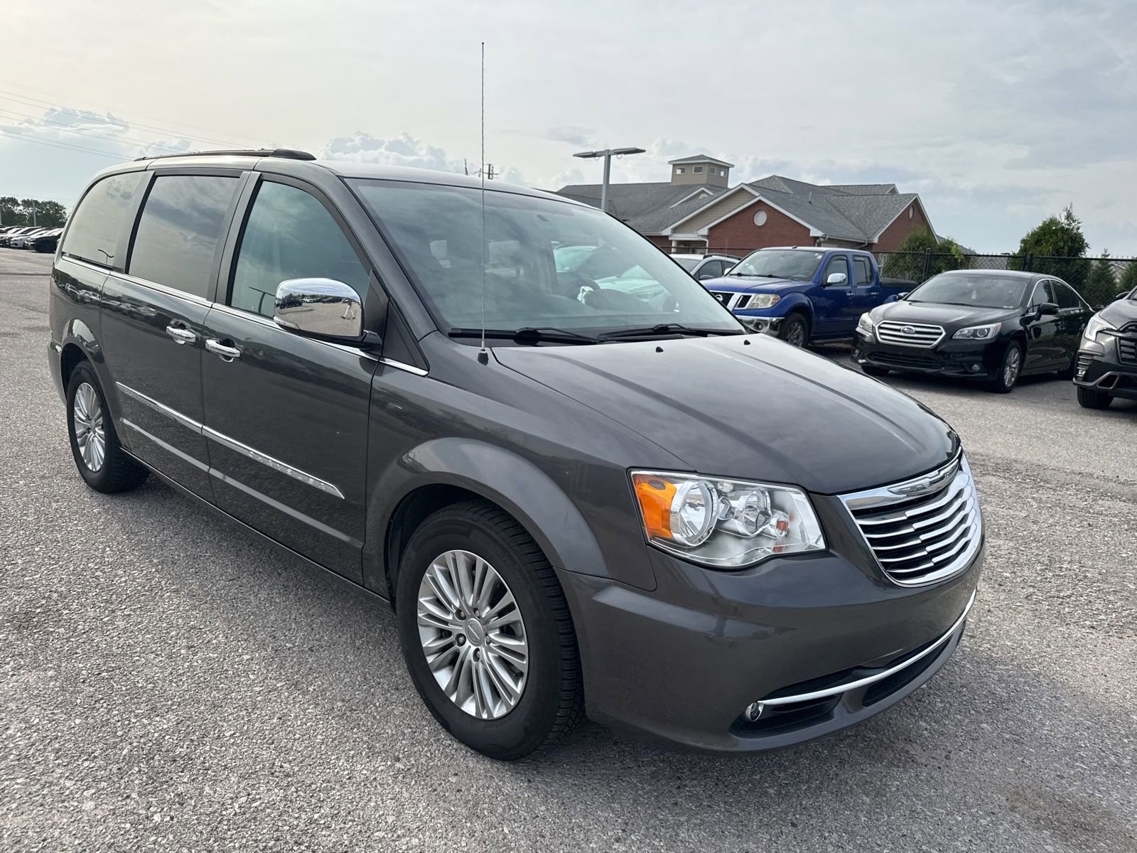 Used 2016 Chrysler Town & Country Touring-L w/ Driver Convenience Group FWD image 7