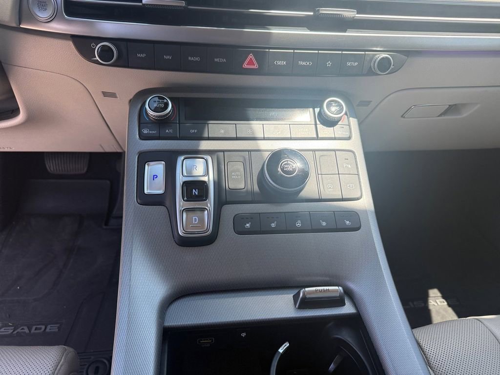 Used 2024 Hyundai Palisade Limited FWD image 11
