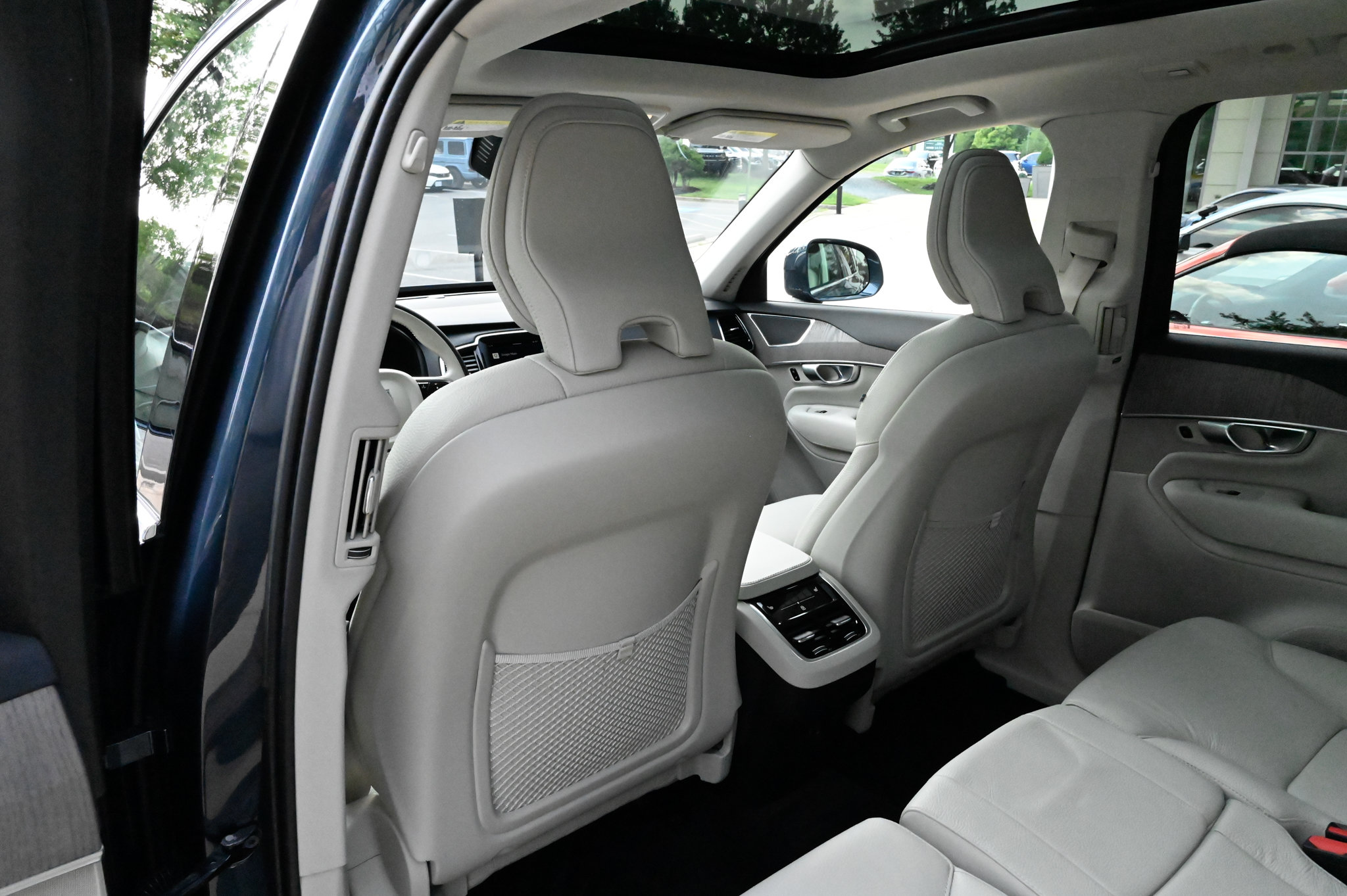 Used 2023 Volvo XC90 B6 Plus AWD/4WD image 37
