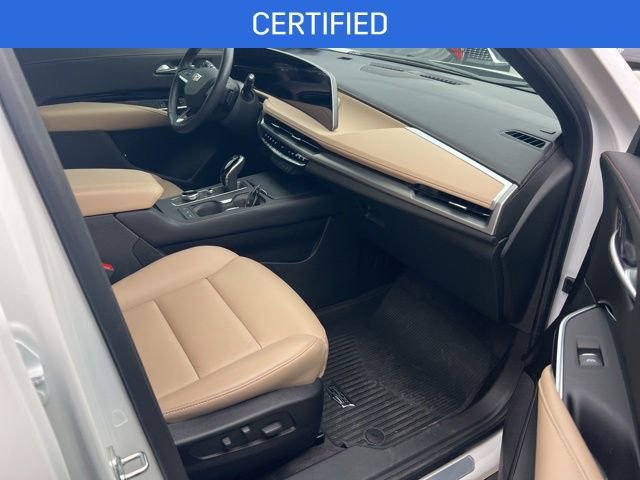 Used 2024 Cadillac XT4 Luxury w/ Cold Weather Package FWD image 6