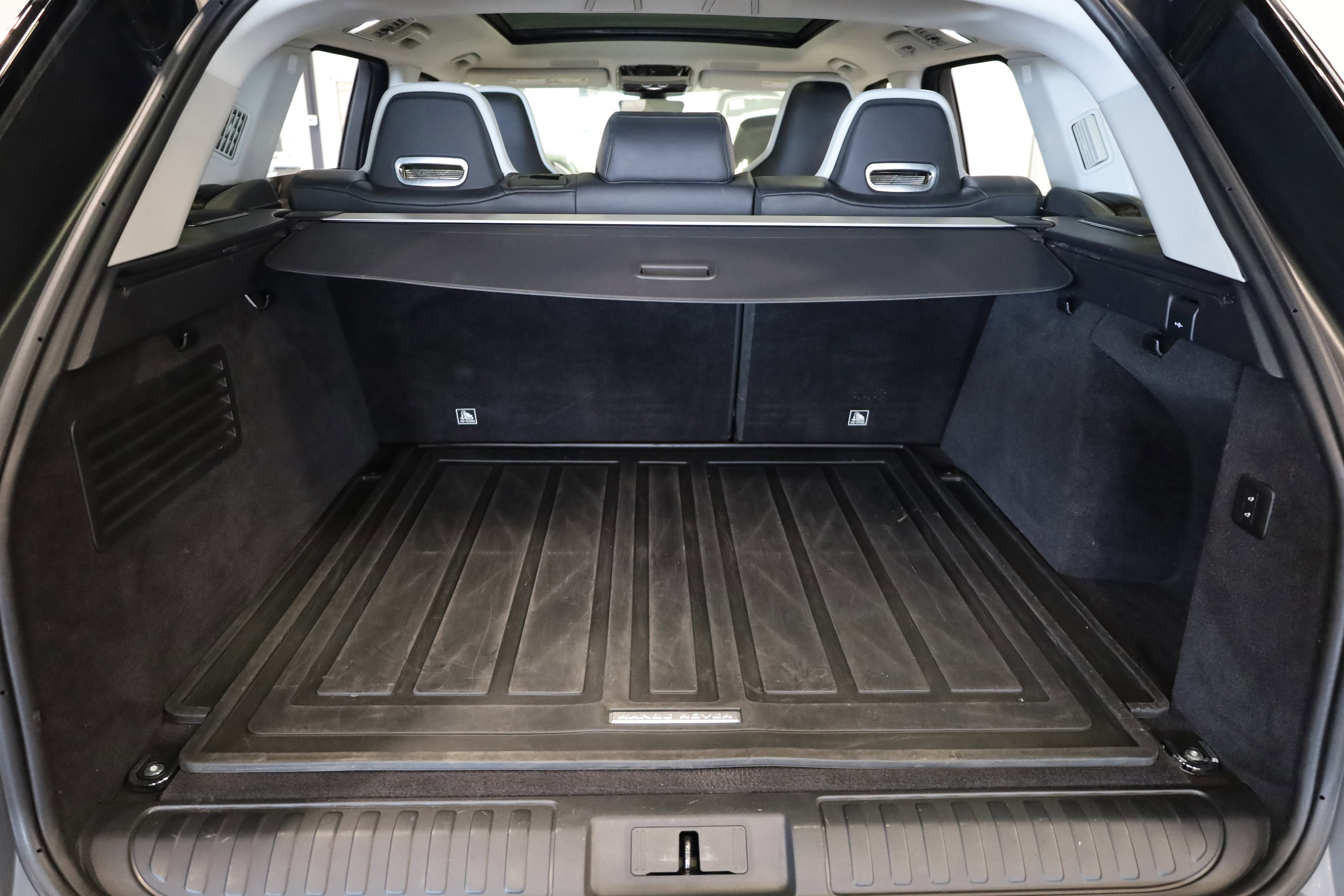 Used 2022 Land Rover Range Rover Sport SVR Carbon Edition image 7