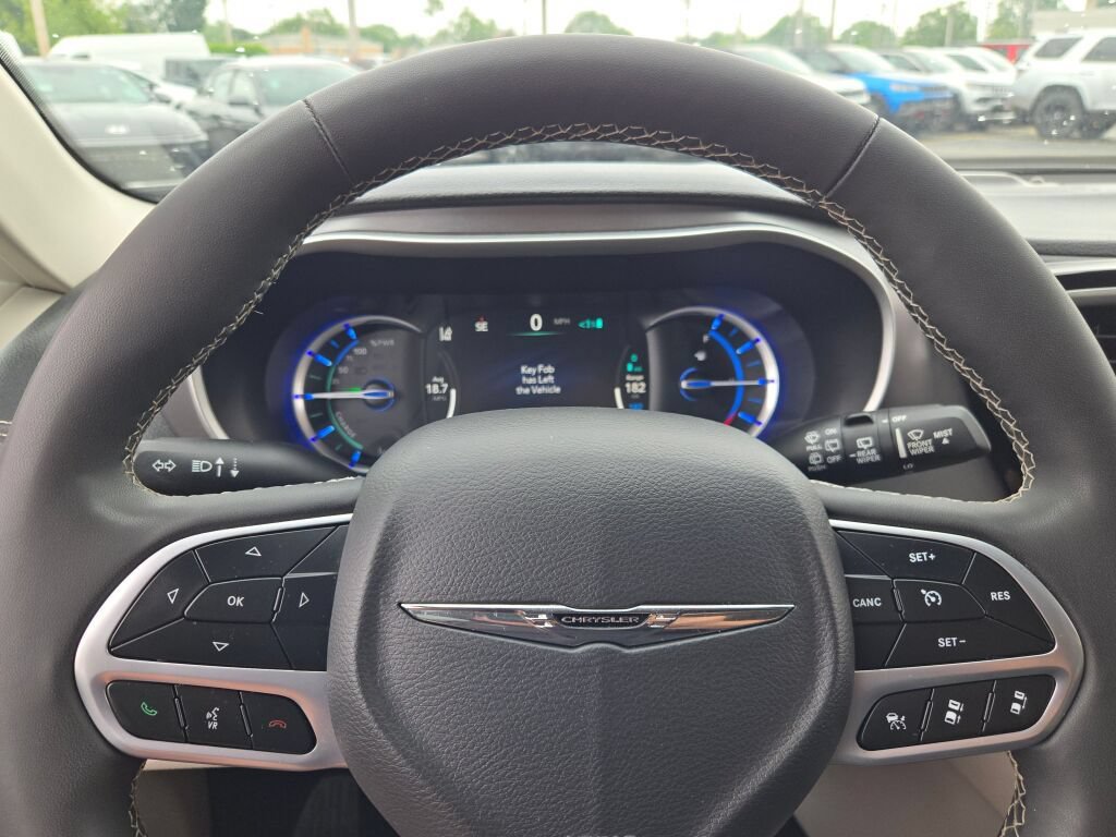 Certified 2024 Chrysler Pacifica Limited FWD image 32