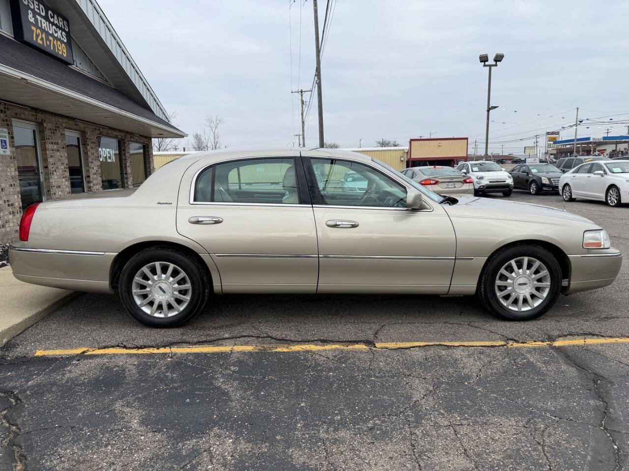 Used 2006 Lincoln Town Car Signature image 2