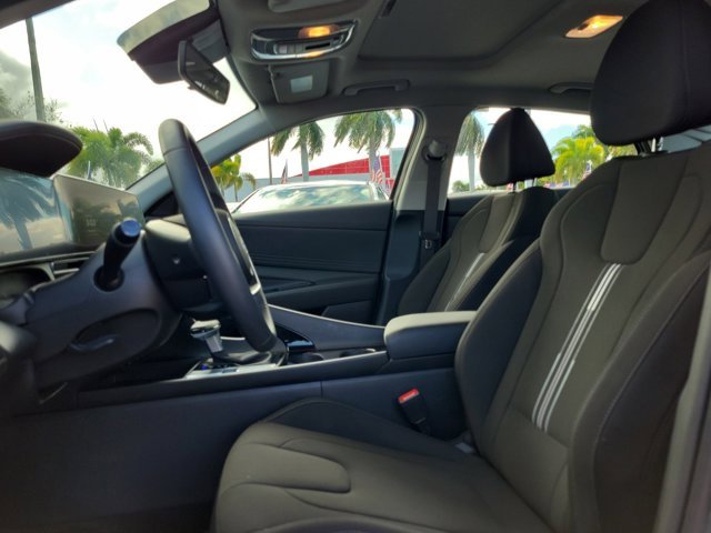 Certified 2025 Hyundai Elantra SEL image 17